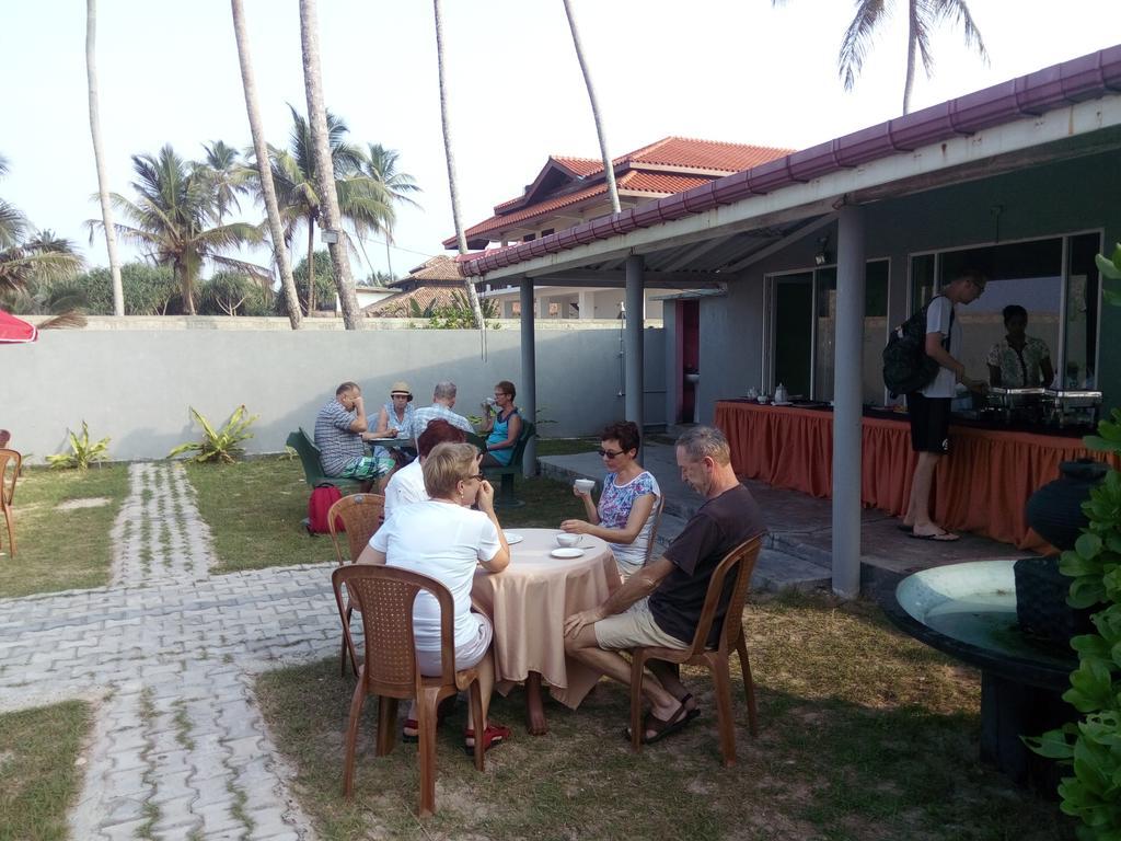 Rainbow Beach Hotel Hikkaduwa Buitenkant foto