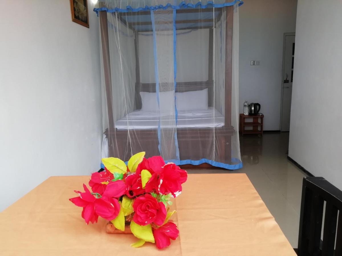 Rainbow Beach Hotel Hikkaduwa Buitenkant foto